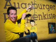 Willi besucht die Augsburger Puppenkiste, ein berühmtes Marionettentheater in Augsburg.