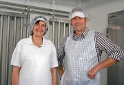 Moderator Jens Hübschen (rechts) mit Käserin Martina Weber in der Käseschule vom Vulkanhof in Gillenfeld.