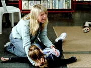 Missy (Ari Graynor) ruft nach Hilfe. Ihre kleine Stiefschwester Rebecca wurde bei einem Raubüberfall von einer Kugel getroffen.