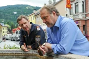 Der ortsansässige Polizeichef Maximilian Sailer (Johannes Zeiler, l.) ist überzeugt davon, dass die Schüsse - zum Schutz der Geiseln - allesamt vom zuständigen MEK abgefeuert wurden. Voss (Jan-Gregor Kremp, r.) und sein Team der Münchner Mordkommission hingegen zweifeln schon bald an dieser Theorie?