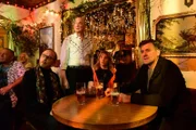 Nach der Auflösung des Falls besuchen die Kommissare Ludwig Schaller (Alexander Held, l.), Angelika Flierl (Bernadette Heerwagen, 2.v.r.) und Harald Neuhauser (Marcus Mittermeier, r.) erneut den Karaoke-Abend im Gloria‘s. Dieses Mal gibt der/die Wirt/Wirtin Gustav/Gloria (Christian Schneller, 2.v.l.) ihnen einen Schnaps aus.