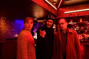 In Patti‘s Nachtclub stellen die Kommissare Angelika Flierl (Bernadette Heerwagen, l.), Harald Neuhauser (Marcus Mittermeier, M.) und Ludwig Schaller (Alexander Held, r.) den Abend des Mordes nach.