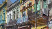 Kennengelernt während eines Auslandssemesters in Kuba, möchte ein junges Pärchen gemeinsam nach Buenos Aires ziehen, um das lateinamerikanische Leben kennenzulernen und ihr Spanisch zu vertiefen. Gemeinsam springen sie ins kalte Wasser, ziehen zusammen und leben erstmal von ihren Ersparnissen. Die schnelle Erkenntnis: Das Erwachsenenleben in Argentinien ist schwieriger als gedacht.