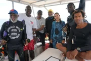 US-Schauspieler Samuel L. Jackson (3.v.l.) umgeben von Tauchern der Non-Profit-Organisation "Diving With a Purpose".