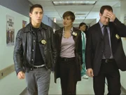 Im Krankenhaus treffen Det. Benson (Mariska Hargitay, mi.) und Det. Stabler (Christopher Meloni, re.) auf Det. Dave Deuthorn (Erik Palladino, li.). Das M%dchen aus seinem Fall wurde wohl vergewaltigt und deshalb m¸ssen die Kollegen ¸bernehmen...