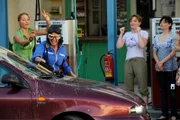 Rosi muss an ihrem Junggesellinenabschied Autos waschen. Von links: Trixi Preissinger (Doreen Dietel), Rosi Kirchleitner (Brigitte Walbrun), Veronika (Senta Auth) und Saskia Brunner (Joyce Ilg).