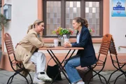 Ute (Isabell Hertel, l.) erhält einen Hinweis, auf welche Art sie Nele (Katrin Wolter) unterstützen kann.
