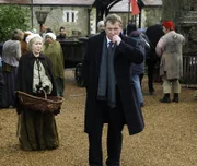 Während der Dreharbeiten zu "Das scharlachrote Siegel" geschieht ein Mord. DCI Tom Barnaby (John Nettles, M.).
