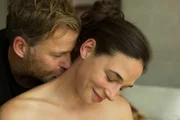 Michael (Christian Erdmann), ein verheirateter Arzt, und Katinka (Judith Bohle) haben eine Affäre.
