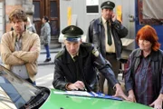 Xaver und Felix nehmen den Unfall auf. Von links:  Torsten Aumüller (Andreas Nickl), Felix Kandler (Florian Karlheim), Xaver (Andreas Giebel),  LKW-Fahrerin (Hannah Rueß).