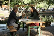 Im seltenen, persönlichen Gespräch mit seiner Tochter Katinka (Judith Bohle) kommt Robert Engels (Matthias Habich) auch auf deren Beziehung zu dem verheirateten Arzt Michael zu sprechen.