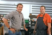 Jens Hübschen mit Thomas Probst vor einer Druckmaschine im Eifelverlag, Daun.