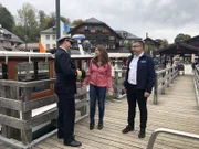 Florian Hallinger (links), Claudia Pupeter und Michael Grießer (rechts) auf dem Bootssteg am Königssee.
