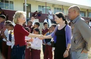 Jane (Renee Soutendijk), Miriam (Julia Stemberger) und Bischof Jo (Heiner Lauterbach) vor der Schwarzen-Schule.