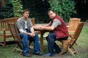 Kriminalassistent Max Kolditz (Markus Majowski, r.) verhört den Hausmeister Peter Stiller (Roman Knizka, l.), der bei dem Mord eine Rolle gespielt haben könnte.