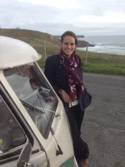 Die britische Anthropologin Mary-Ann Ochota will herausfinden, was die Briten wirklich von den Deutschen halten. Mit einem 1966er VW-Bus namens "Grace" zieht sie los auf eine Entdeckungsreise durch Großbritannien.