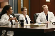 From left to right: Dr. Maggie Pierce (Kelly McCreary), Dr. Meredith Grey (Ellen Pompeo), Dr. Owen Hunt (Kevin McKidd)