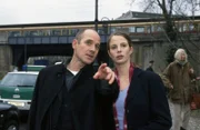 Gerichtsmedizinerin Dr. Leilah Berg (Julia Jäger, li.) lädt Dr. Robert Kolmaar (Ulrich Mühe, re.) zum Essen ein, der davon völlig überrascht wird...