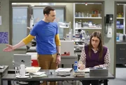 Sheldon (Jim Parsons, l.) kann es nicht glauben, dass Amy (Mayim Bialik, r.) Barry Kripke einen Ratschlag gegeben hat, der ihm geholfen hat, einen Aufsatz zur String Theorie zu schreiben und zu ver&ouml;ffentlichen ...