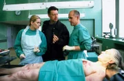 Dr. Robert Kolmaar (Ulrich Mühe, r.) und Dr. Judith Sommer (Gesine Cukrowski, l.) geben Kommissar Hoffer (Jörg Gudzuhn, M.) einen Schließfachschlüssel, der am Rücken der Toten klebte.