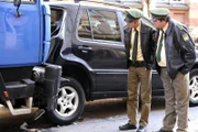 Xaver (Andreas Giebel, rechts) und Felix (Florian Karlheim) machen sich ein Bild von dem Unfall.