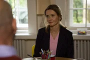 Hanni (Alexandra Finder) macht sich um ihren ältesten Sohn, Jonas, Sorgen.