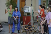 Die Lansingerinnen haben sich für Rosis Junggesellinenabschied einiges einfallen lassen. Von links: Trixi Preissinger (Doreen Dietel), Rosi Kirchleitner (Brigitte Walbrun) und Annalena Brunner (Heidrun Gärtner).