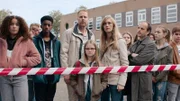 Floor (Bobbie Mulder) und ihre Eltern beobachten, was in der Schule vor sich geht.