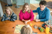 Die Schauspieler Jonah Splettstößer, Nina Weniger und Oliver Mommsen