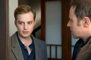 ARD/HEITER BIS TÖDLICH - ALLES KLARA II. Staffel (16 neue Folgen), Folge 18 "Schachmatt". Jonas Wolter (Jan Niklas Berg, l.) und Paul Kleinert (Felix Eitner, r.) tappen im Dunkeln.