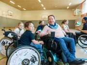 "Ein Rollstuhl ist nicht ansteckend", das sagt Martina Dorenwendt skeptischen Eltern gern, die die Begeisterung ihrer Kinder für die Rollstuhl-AG nicht immer teilen.