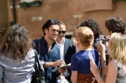 Riccardo Bragadin (Vladimir Korneev, Mitte) wird an der Seite der berühmten Petrelli singen.