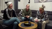 Taddel (li.) bespricht mit Mel und Halbschwester Nana (re.) ihr geplantes Musikvideo.