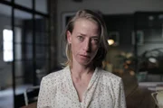 Sue Mor Ben Zvi ist als Rucksacktouristin in Sri Lanka unterwegs, als der Tsunami die Küste erreicht und sie mit sich reißt. Nachdem sie nur knapp mit dem Leben davongekommen ist, versucht sie, mit ihrer Mutter in Israel Kontakt aufzunehmen und hofft inständig, dass sie sie erreichen kann, obwohl alle Kommunikationskanäle zusammengebrochen sind. ÑTsunami: Wettlauf gegen die Zeit“ erzählt die endgültige Geschichte des Tsunamis im Indischen Ozean von 2004 - des tödlichsten in der Geschichte. Als die Welle Sri Lanka erreicht, mehr als 1000 Meilen vom Epizentrum des Erdbebens entfernt, stürzt sie einen vollbesetzten Zug um und macht die Küstenstädte dem Erdboden gleich.