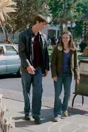 Während Lorelai wegen ihrer Hotelpläne ins Wanken kommt, wird die Beziehung zwischen Dean (Jared Padalecki, l.) und Rory (Alexis Bledel, r.) auf die Probe gestellt ...