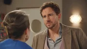 Arthur (Vivian Frey) ist entsetzt: Nach der geplatzten Verlobung bricht Victoria (Caroline Schreiber) den Kontakt zu ihm ab und sorgt für einen abfälligen Artikel im Heideecho.