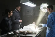 (v.l.n.r.) FBI SA Maggie Bell (Missy Peregrym, l.); FBI SA Omar Adom 'OA' Zidan (Zeeko Zaki); Dr. Neil Mosbach (Thomas Philip O'Neill)