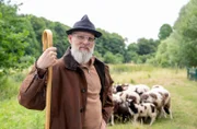 ARD WISSEN VOR ACHT - NATUR FOLGE 197 (WH.), "Schafe als Naturschützer To-Go". Schafe leisten auch im Naturschutz ihren Beitrag und nicht nur einen: Im dichten Schafsfell bleiben Pflanzensamen hängen. Wandern die Schafe von Wiese zu Wiese, vernetzen sie entfernte Lebensräume und sorgen so für mehr Artenvielfalt.