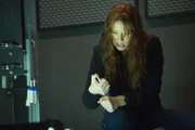 Olivia (Anna Torv) ist tatsächlich im falschen Universum gefangen und versucht, mit der Hilfe des Taxifahrers Henry zu fliehen. Doch vorher hat sie "drüben" erst noch einen Fall zu erledigen ...