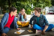 Ramin (Jann Piet, li.), Pinja (Sina Michel, Mitte) und Till (Otto von Grevenmoor, re.) überlegen, ob sie ihre Freundin Amscha in das düstere Geheimnis um ihren Vater einweihen sollten...