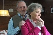 Alfons (Sepp Schauer, l.) und Hildegard (Antje Hagen, r.) sind fassungslos. Soeben haben sie ihr Haus an Doris verloren.