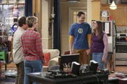 "The Big Bang Theory", "Die Mars-Bewerbung." Amy überredet Sheldon gemeinsam eine Schildkröte zu kaufen. Amy glaubt dadurch ihren Traum einer gemeinsamen Familie mit Sheldon näher zu kommen. Doch als Sheldon der Schildkröte seine Zukunftspläne erzählt, droht Amys Wunschvorstellung zu zerplatzen. Währenddessen macht Leonard Penny ein verruchtes Geschenk und Raj ist das erste Mal alleine in Emilys Wohnung, wo er beim Herumschnüffeln verdächtige Spuren hinterlässt.Im Bild (v.li.): Johnny Galecki (Leonard Hofstadter), Kaley Cuoco-Sweeting (Penny), Jim Parsons (Sheldon Cooper), Mayim Bialik (Amy Farrah Fowler).
