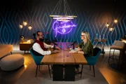 Werner "Frankfurt" Kirschner und Monika Gruber während ServusTVs Vodcast „Die Gruaberin“ in Salzburg, Österreich.