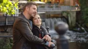 Svenja (Lea Marlen Woitack) genießt ihr Glück mit Mika (Benjamin Piwko), obwohl ihr Arthurs Liebesgeständnis nicht aus dem Kopf geht...