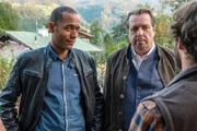 Clemens Brandner (Franz-Xaver Brückner, r.), Katis Verlobter, wird von den Kommissaren Jerry Paulsen (Peter Marton, l.) und Benedikt Beissl (Andreas Giebel, M.) nach einem Alibi befragt.