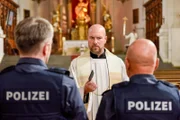 Pfarrer Reiser (Stephan Zinner, M.) wird von den Polizisten (Christian Ammermüller und Georg Mühlbauer) befragt.