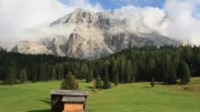 In den abgeschiedenen Tälern der Dolomiten lebt man abgeschieden. Daher konnte sich hier Ladinisch erhalten, eine uralte rätoromanische Sprache, die nur noch von rund 30.000 Menschen gesprochen wird.