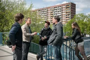 Tom Kowalski (Steffen Schroeder, l.) und Jan Maybach (Marco Girnth, 2.v.l.) befragen die Cliquenmitglieder Kevin Etting (Leon Seidel, M.) und Nina Blum (Emilie Kundrun, r.) sowie den Sozialarbeiter Ralf Meineke (Ole Puppe, 2.v.r.) des toten Jugendlichen.