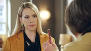 Amelie (Lara-Isabelle Rentinck l.) hadert mit ihrer Zukunft im Hotel. Als Victoria (Caroline Schreiber r.) ihr den Vorvertrag zur Übergabe des Hotels präsentiert, unterzeichnet sie nicht.