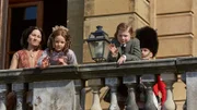 v. l. n. r.: Prinzessin Feodora (Kate Fleetwood), Prinzessin Vicky (Louisa Bay) und Prinz Bertie (Laurie Shepherd)
